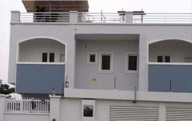 Alpha Beach, Lekki: apartment building with roof terrace and arched windows